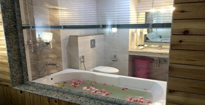 Grand Habib-wash r room