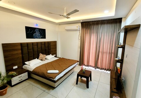Luxe 4 BHK Villa ITheatre Night SkyJacuzzi Chillax