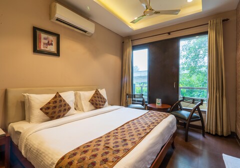 Cosy Grand @Chanakyapuri by The Cosy Hotels