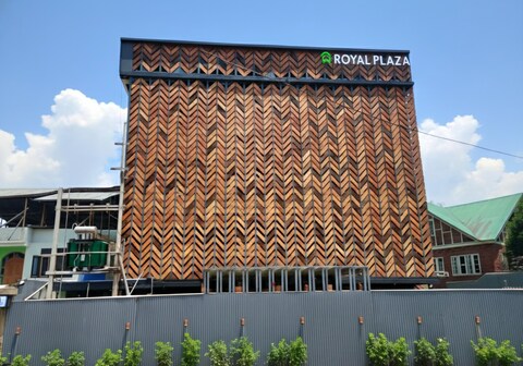 Hotel Royal Plaza (10 min Walk to Dal Lake)