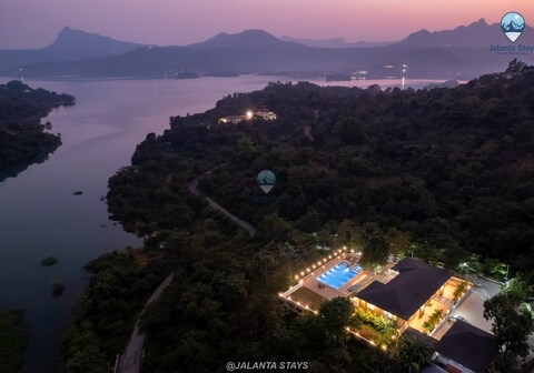 4bhk Crystal Bay by Jalanta Stays