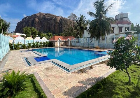 Hotel Alps Residency