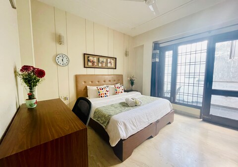 BluO Modern Studio DLF Galleria Market