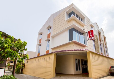 Hotel O Adam Malik Guesthouse Near Stasiun Medan