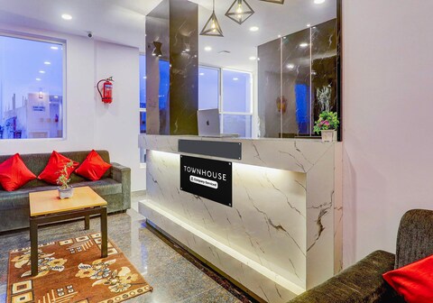 Super Townhouse SR Nagar Near RCC Premier