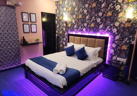 Alorah inn Crimson Manor