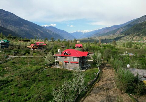 BnBBuddy Himalayan 3BR Farmstay with Lawn & Bonfire
