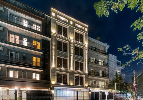 ROSASTAYS Gurugram Golf Course