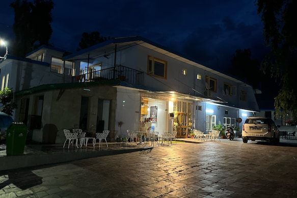 Pops Hotel and Restaurant