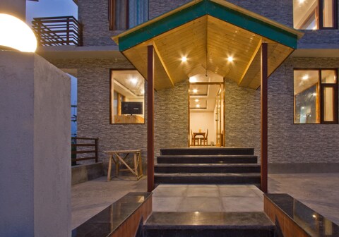 Snow Season Resort Manali