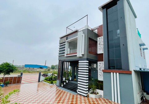 Ten 11 hotel and restaurant