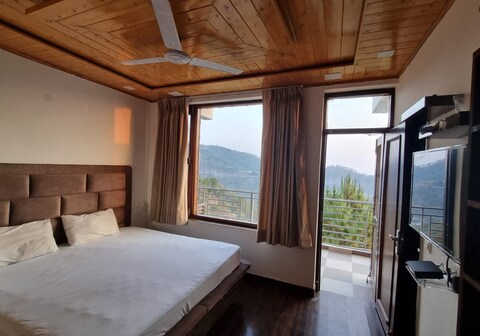 La - HILLS Homestay