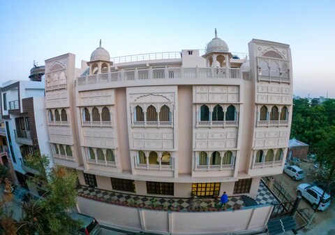 Hotel The Taj Vista Agra ..walking distance to Tajmahal..