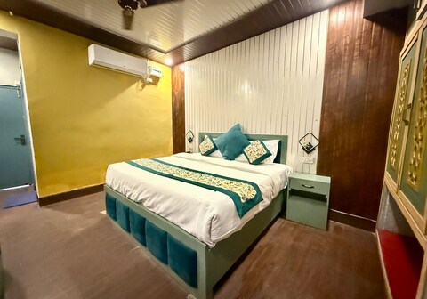 Hi Hotel By Madras(1.2 km from Triveni Ghat)