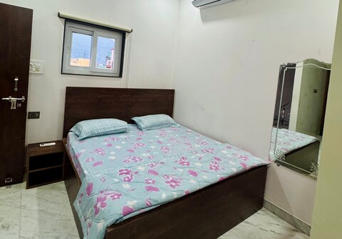 Mini Studio on 2nd Floor 100m from Bus Stand