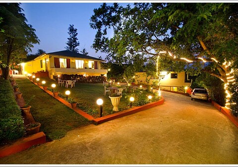 Honey Wood Holiday Homes | Rooms & Pool