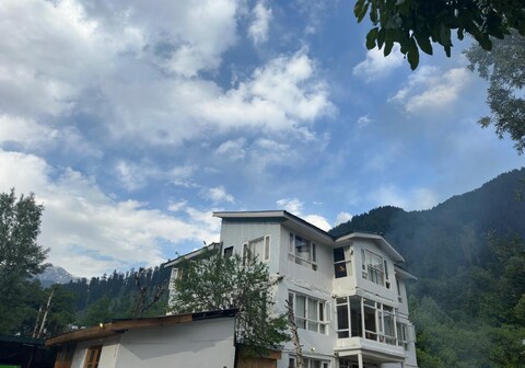 Mala Castle Cottages and Hotels