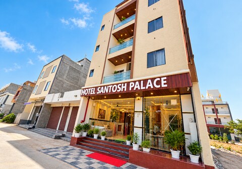 Hotel Santosh Palace (Free Gated Parking & 10 Minutes walk from Temple)