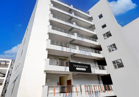 Super Townhouse Sector 18 Udhyog Vihar