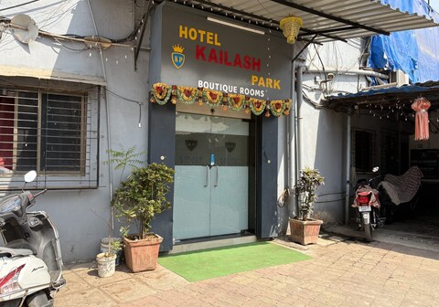 Kailash Park Hotel