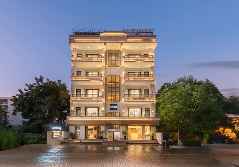 Qotel Signature - Golf Course Road & Sector 53