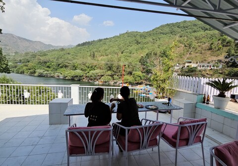 Corner 9 by the lake