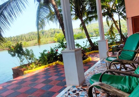 Ives Riverside Villa by Viva la Vida