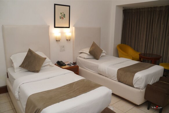 Nirulas Hotel (3 Min Walking Distance From metro Station)