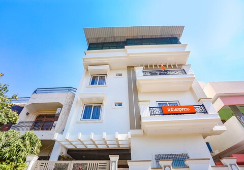 Via Aditya Guest House Nr. Dasaswamedh Ghat