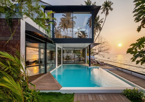 LohonoStays Glass House On The Bay