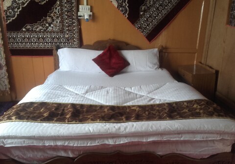 Houseboat Shamus Maqbool