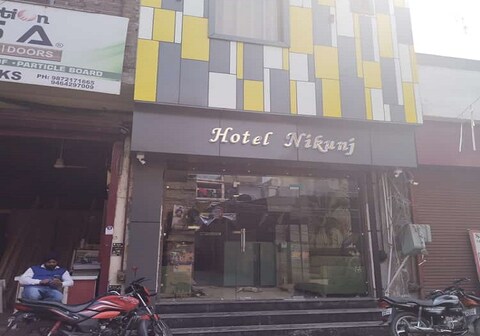 HOTEL NIKUNJ