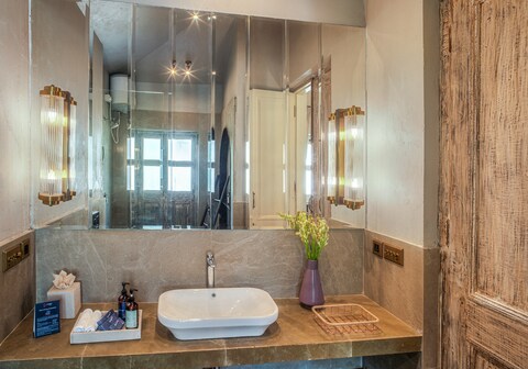 LohonoStays Heritage B