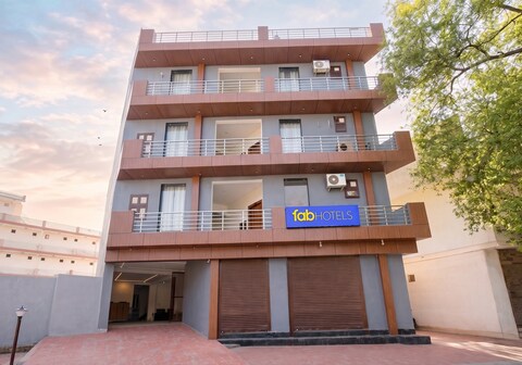 FabHotel Sky Sector 76