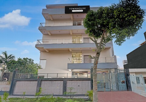 Townhouse Noida Sector 70 Formerly Palm Paradise