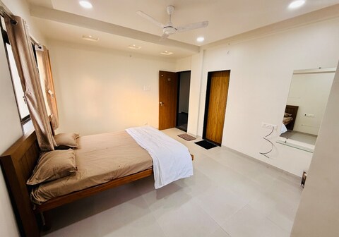 Navyug Delight Resort Rooms Spacious Lawns Park