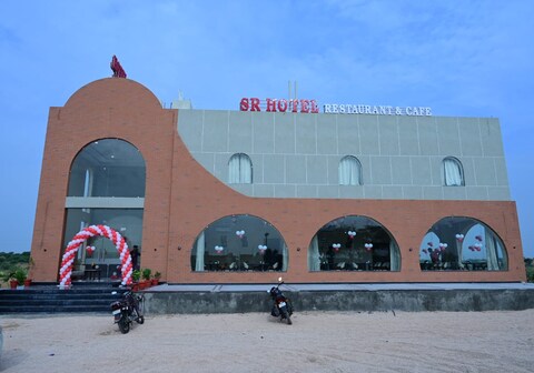 SR Hotel Restaurant & Cafe