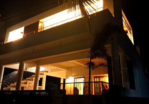 Fully furnished luxury 2BHK AC Flat at Se Grand