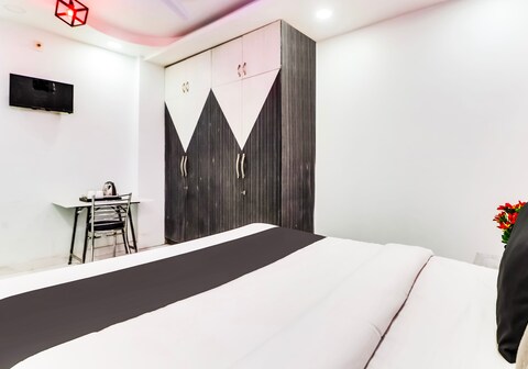 OYO 824009 Silent Moon Hotel