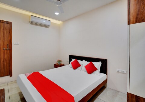 OYO 810796 Hotel Satya