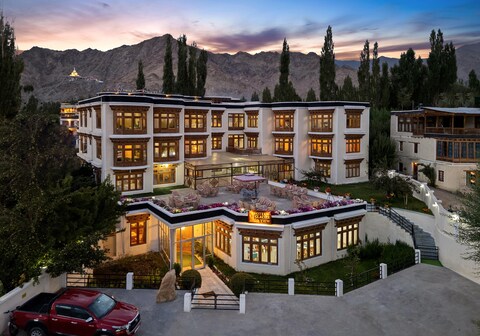 Hotel Glacier View