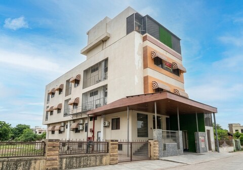 Hotel Sar Kamla Dham - 10Mins walking from ISKCON Temple