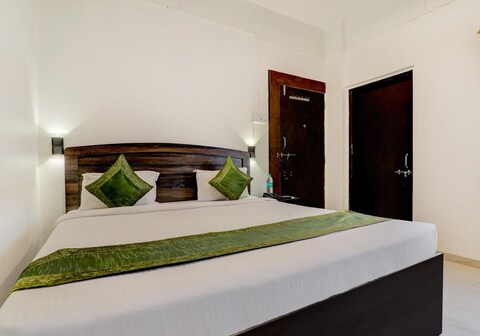 Suman Lodging Near Mahalaxmi Temple