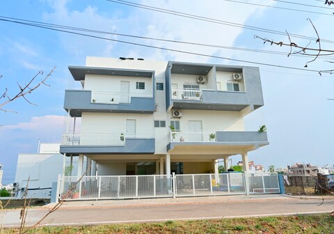 RR SERVICE APARTMENTS.
