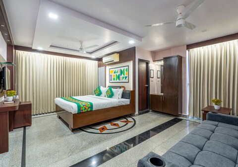 Treebo Marina Grand, Railway station