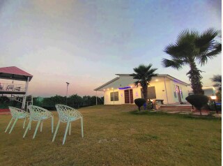 Shaws Blissful Meadow Cottage by GRB