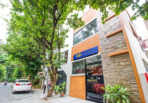 FabHotel Crown Suites - Nr. Sony Signals