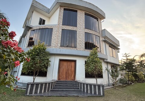 LUXURIOUS VILLA WITH 3 AC BEDROOMS & FREE PARKING