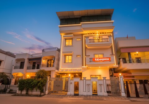 Via Aditya Guest House Nr. Dasaswamedh Ghat