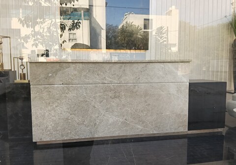 The Belita Hotel, Indor